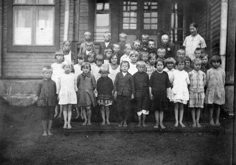 Tiedosto:Saaroinen-kkoulu-1920-SirpaOnttinen.jpg